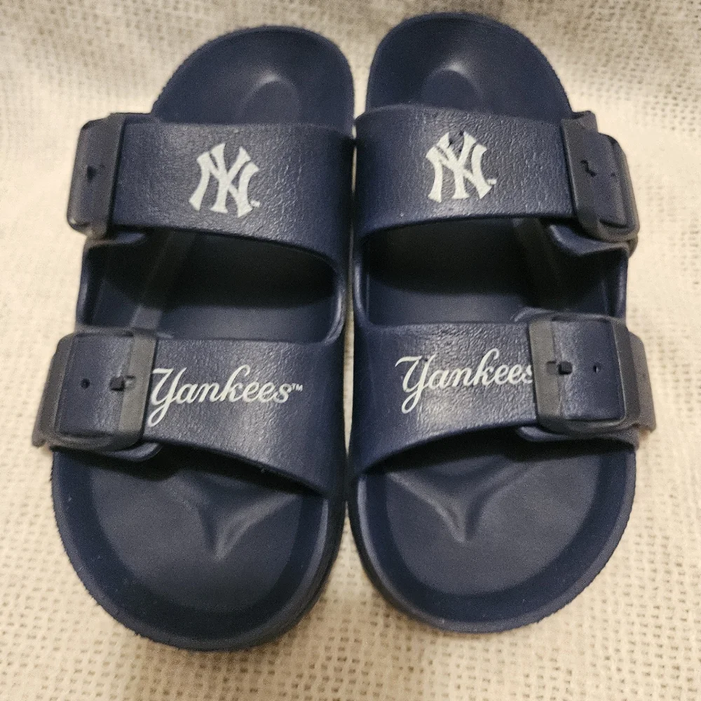 Yankees~ Double buckle~slip on sandles~‎ Size Small~5-6 Adult